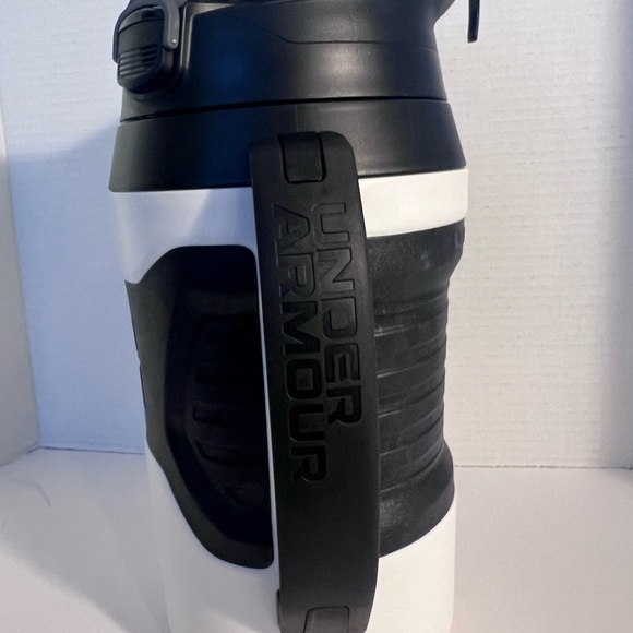 New Under Armour Black and White Water Jug 64 ounce - Picture 1 of 4